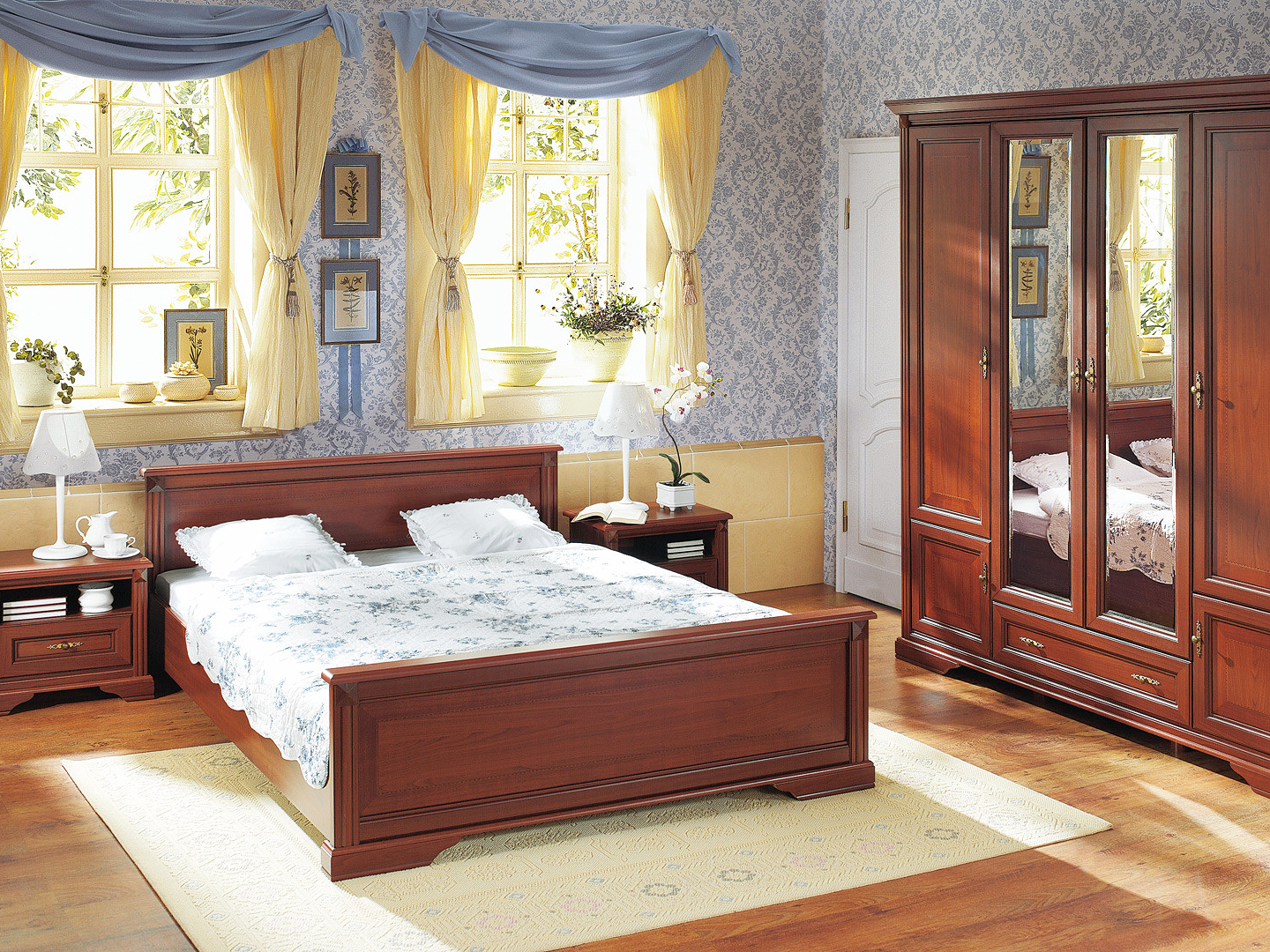 luxusná spálňa s nábytkom z dreveného masívu doplnená pastelovo modrými stenami a žltými závesmi