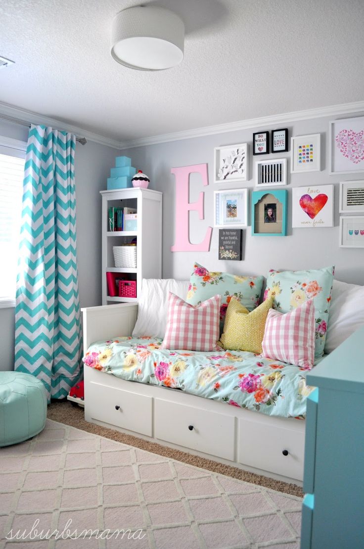veselá dievčenská detská izba s farebnými doplnkami