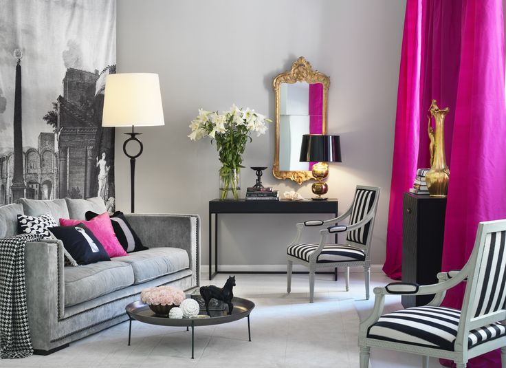 štýlová moderná obývačka v šedých a čiernobielych farbách doplnená výraznými ružovými doplnkami