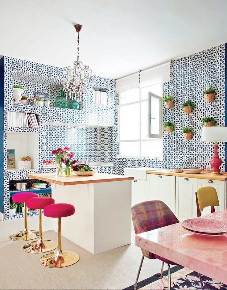 netradičná kuchyňa s modrými stenami s výrazným vzorom a farebným nábytkom 