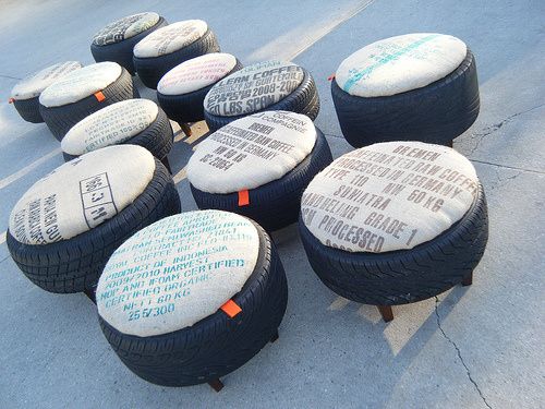taburetky z pneumatiky s drevenými nožičkami a štýlovými poduškami