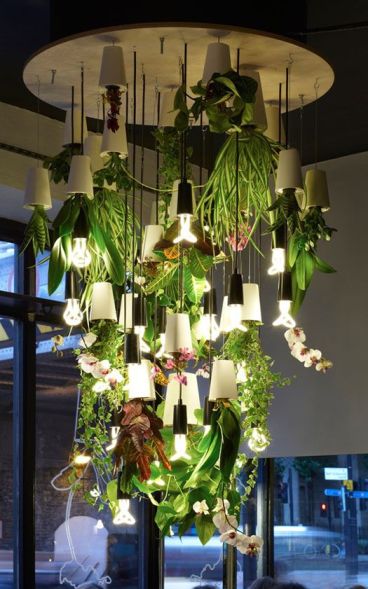 lampa z umělých rostlin
