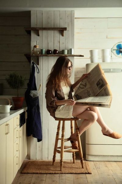 Čtení novin v kuchyni