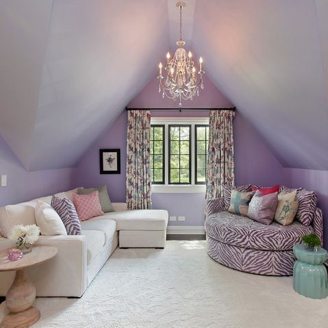 Podkrovní obývací pokoj v příjemných fialových odstínech