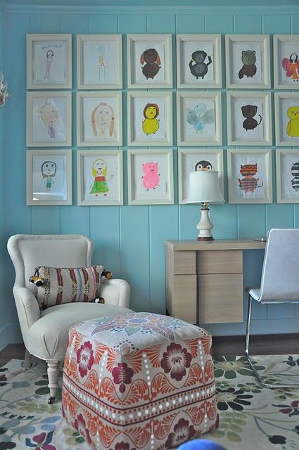 detská izba s obrazmi detských kresieb 