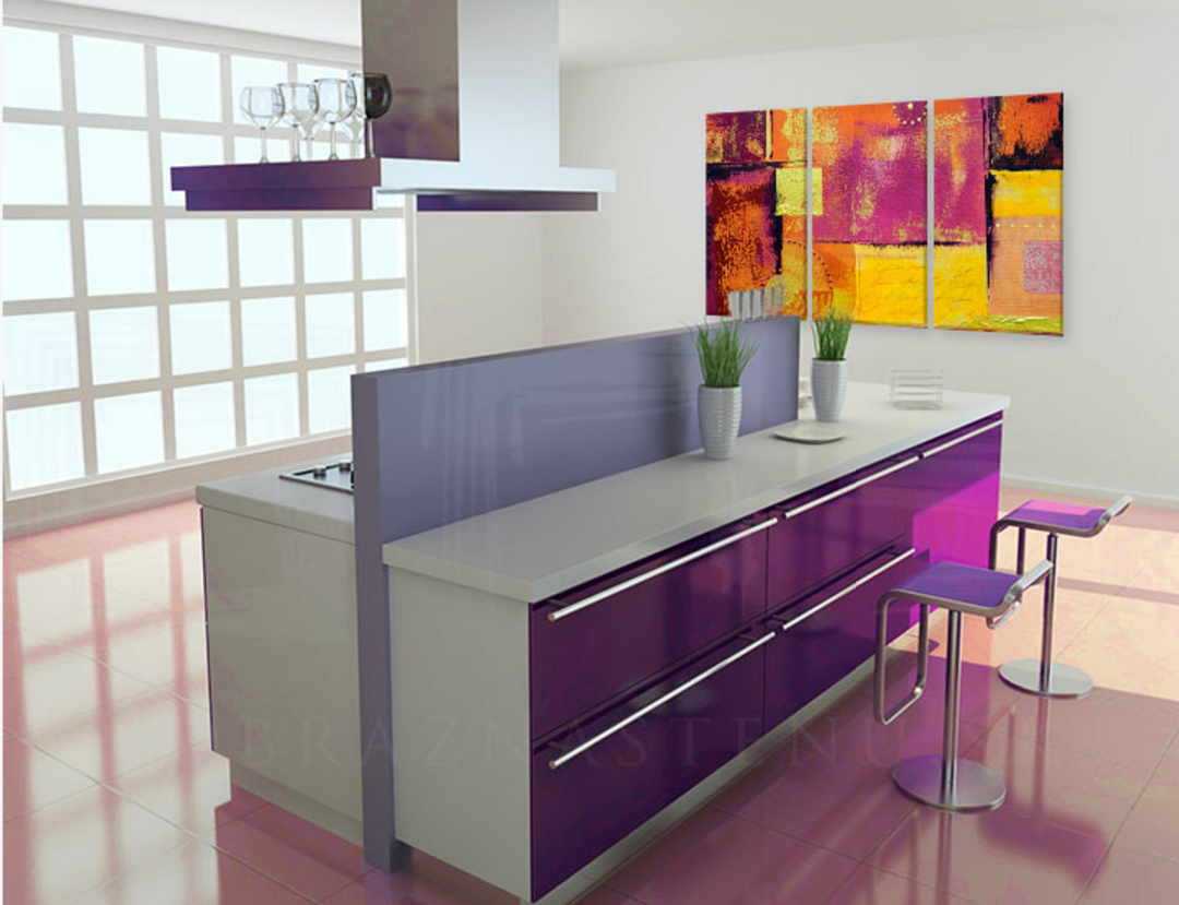 moderní fialová kuchyně s barevným obrazem
