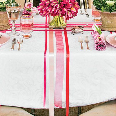 barevné stužky na bílém ubrusu