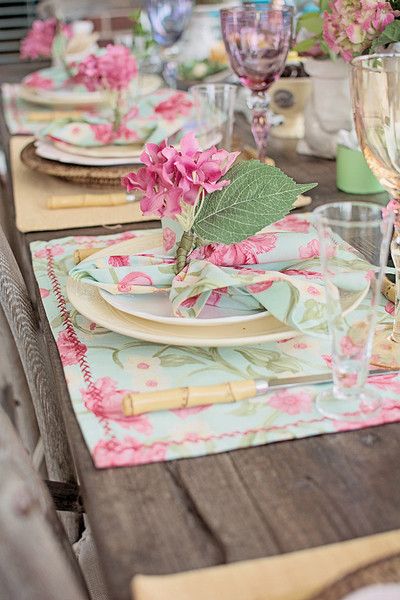 jemné pastelové barvy a květinové vzory