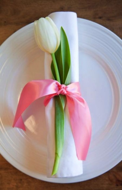 aj obyčajný tulipán so servítkou previazaný stužkou vytvorí elegantnú dekoráciu