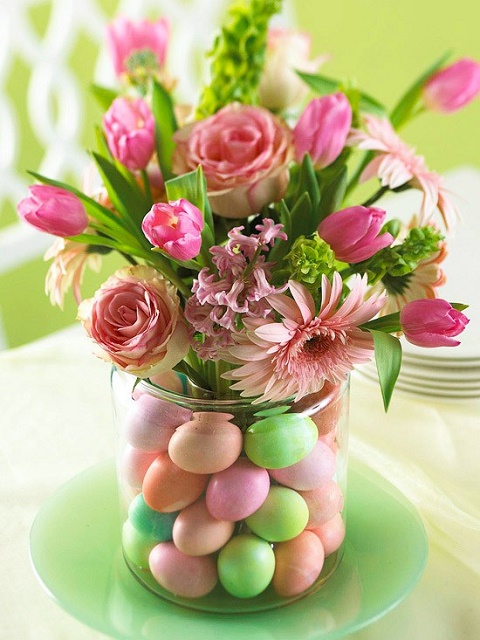 dekorace z barevných vajíček a květin