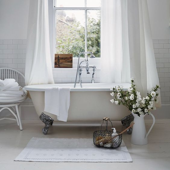 krásná čistá koupelna 