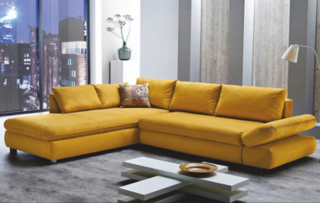 Rohová sedací souprava ve žluté barvě