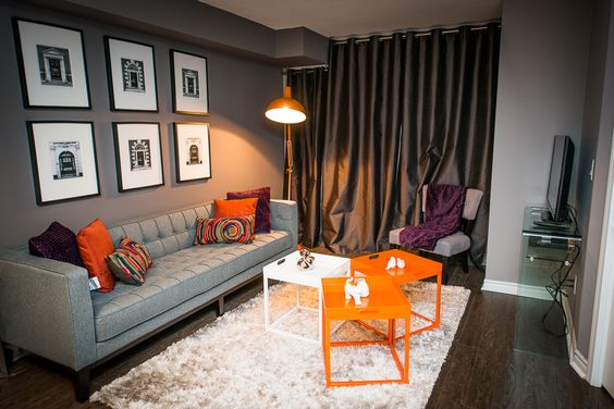 Designové polštáře na sedačce