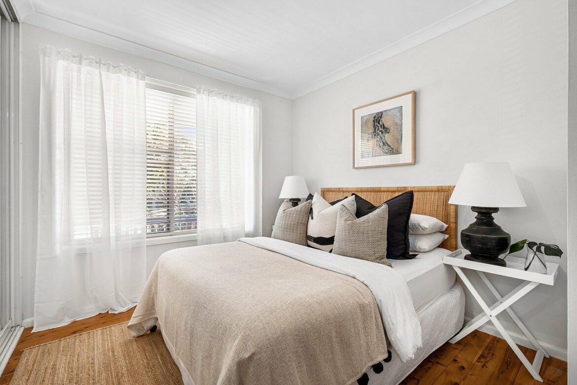 Prehoz na posteľ zútulní spálňu. Pomôžeme vám vybrať ten správny.