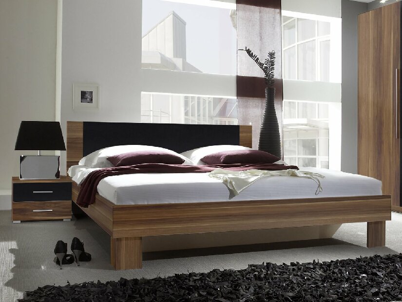Manželská posteľ 180 cm Verwood Typ 52 (orech + čierna) (s noč. stolíkmi)