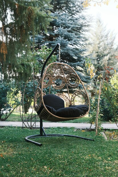Záhradná hojdacia stolička Olsenka (čierna + béžová)