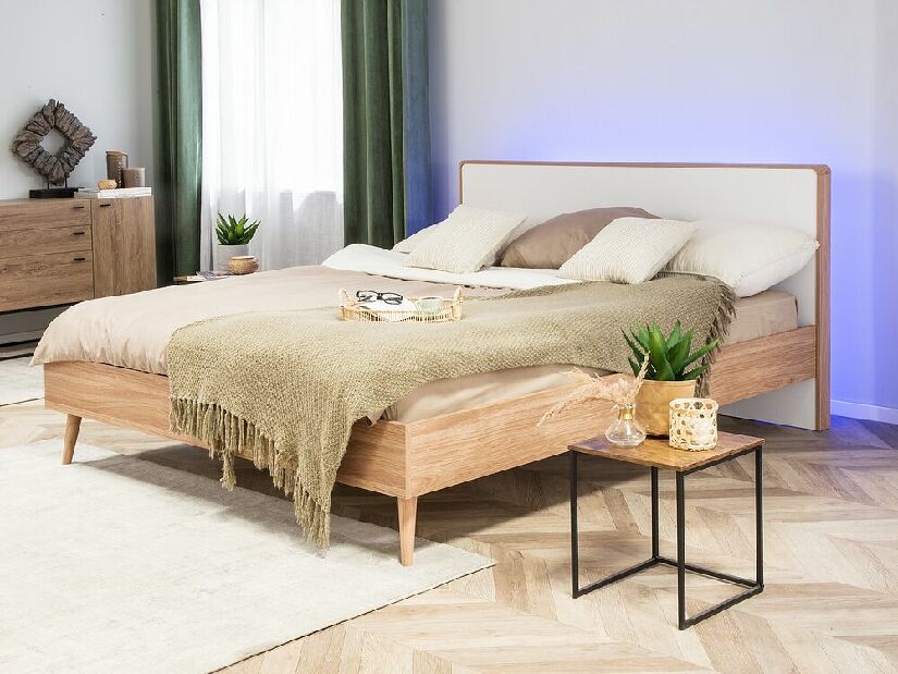 Manželská posteľ 140 cm SERVI (s roštom a LED osvetlením) (svetlé drevo)